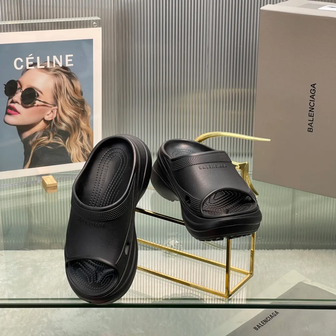 👟👟Ex-factory price 380👟👟 35-41 ‍🔥 ‍🔥 ‍🔥Balenciaga’s latest hole-in-the-wall slippers are now available! 🎉🎉🎉A sandal that is popular on Instagram, 🎊🎊🎊 and all major platforms of Xiaohongshu! Made of high-tech materials and molded in one piece, it is lightweight, wear-resistant, and waterproof! ✨✨✨ The heel height is 6CM. The colors are being added one after another to meet your various color combinations and different needs. A very cost-effective product!